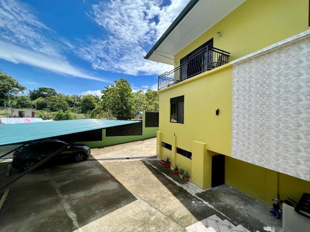 كيبوس Yellow House المظهر الخارجي الصورة